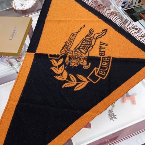 ๐โจAUTHENTICโจ๐Burberry scarf - Picture 1 of 6